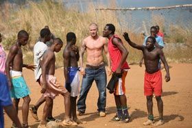 David Beckham diverte crianças africanas...