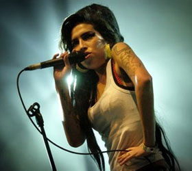 Amy Winehouse resolve se internar&