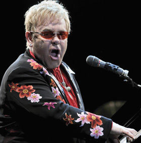 Elton John doa 120 motos para Lesoto...