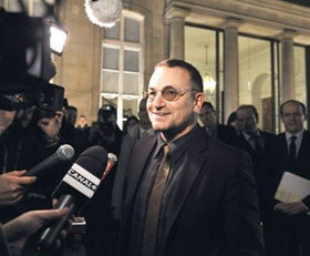 Bono visita o Pentágono atrás de ajuda...