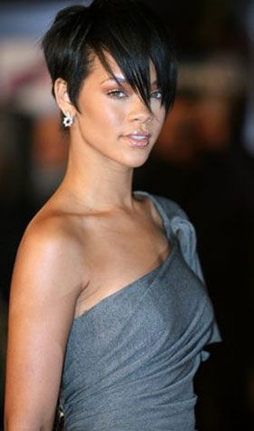 Rihanna exibe novo corte de cabelo...
