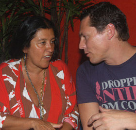 SALVADOR: Regina Casé segue a filha...