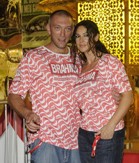 SAPUCAÍ: Monica Bellucci fica extasiada...
