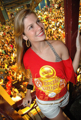 RECIFE: Bárbara Borges esbanja simpatia...
