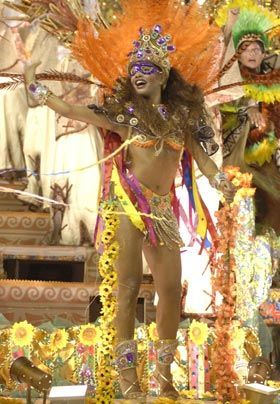 SAPUCAÍ: Juliana Alves enfrenta alergia...