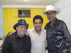 Zezé Di Camargo assiste Felipe & Falcão...