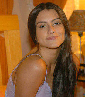 Cleo Pires volta de Paris para gravar...