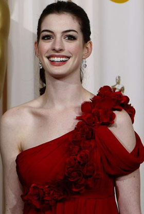 Anne Hathaway é procurada pelo FBI em…