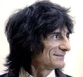 Ron Wood, do Rolling Stones, se interna&