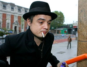 Pete Doherty tem sua residência roubada...