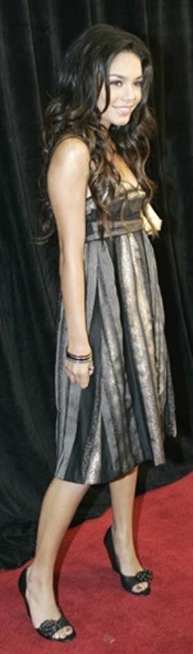 Vanessa Hudgens recebe flores e outros...