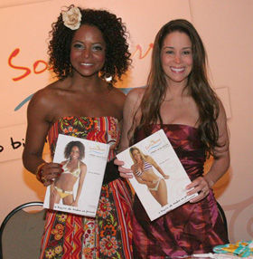Danielle Winits e Adriana Bombom aplaudem...