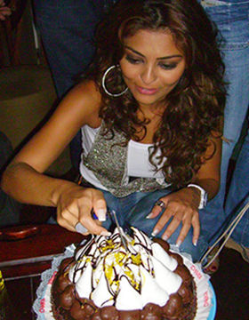 Juliana Paes faz festa…