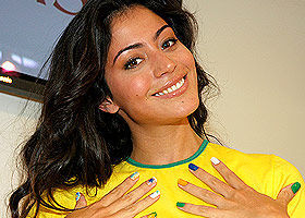 Carol Castro visita feira…