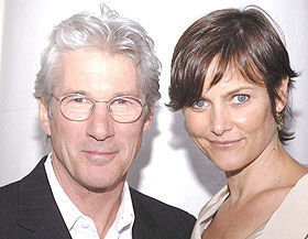 Richard Gere leva a mulher, Carey…