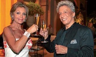 YARA BAUMGART CELEBRA A VOLTA DE CLODOVIL AO PALCO