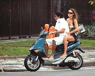 LETÍCIA BIRKHEUER: PRAIA E PASSEIO DE MOTO COM AMIGO
