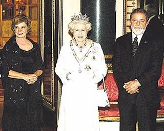 O PRESIDENTE LULA E MARISA CONHECEM ELIZABETH II