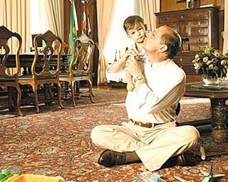 GERALDO ALCKMIN E A NETA BRINCAM EM SEU GABINETE