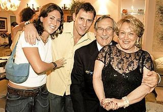 NICETTE BRUNO E O MARIDO, PAULO GOULART, OFERECEM JANTAR EM CASA