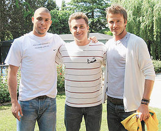 Cercado por Ronaldo e pelo inglês David Beckham, que visitava o jogador brasileiro em sua casa em Madri, Luciano grava a série Os Reis da Bola, que vai ao ar a partir do dia 20 no Caldeirão.