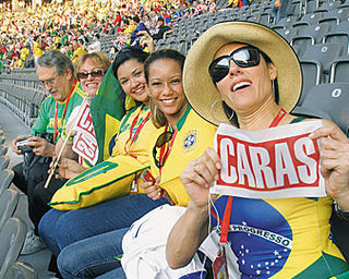 Direto do Spa Nivea na Embaixada de CARAS para o 1o jogo do Brasil: Paulo Goulart, que brinca com croata, Nicette Bruno, Kelly Araújo, Taís Araújo e Christiane Torloni.