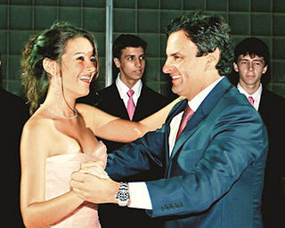 AÉCIO NEVES NO DÉBUT DA ÚNICA FILHA