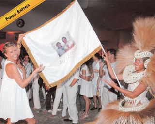 Com a porta-bandeira Isabel Casagrande, Dri exibe o pavilhão com a foto dos aniversariantes