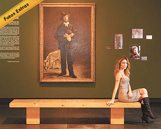 No Masp, Cibele Dorsa posa em frente da tela O Artista, de Manet
