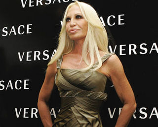 DONATELLA VERSACE EM MOSCOU - CARAS Brasil