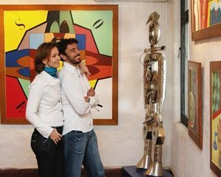 Na Casapueblo, os atores vêem as obras do artista Carlos Páez Vilaró