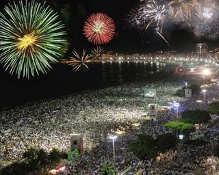 MOMENTOS: DOIS MILHÕES BRINDAM A 2008 NO RÉVEILLON DE COPACABANA