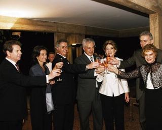 Festa em Brasília reúne a primeiradama e políticos em torno da incansável Marta.