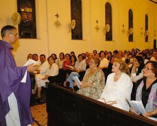 Padre Antônio José de Moraes celebra a missa de Ação de Graças na Igreja Nossa Senhora do Brasil
