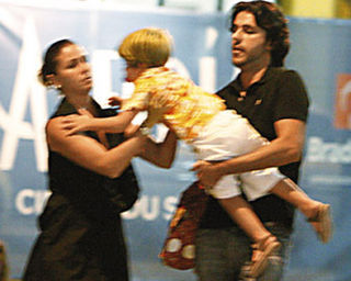 Na saída do Cirque du Soleil, na Barra, Rio, Giovanna pega Pietro dos braços do namorado, Artur