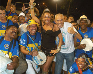 ADRIANE GALISTEU SUA A CAMISA NA SAPUCAÍ