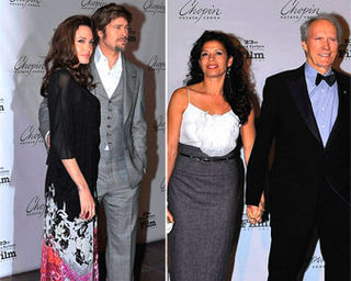 Jolie, com Brad, recebe prêmio de Performance do Ano por O Preço da Coragem, entregue pelo ator e diretor Clint Eastwood, com Dina, nos EUA