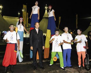 Luca Cavalcanti, diretor do Bradesco, patrocinador do evento, com jovens do projeto Circo do Mundo