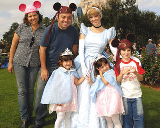 O encantamento de seus três filhos nos parques da Flórida emociona a médica e o apresentador