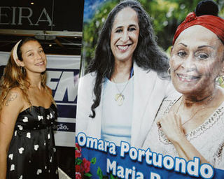 LUANA PIOVANI APLAUDE SHOW DE BETHÂNIA E OMARA