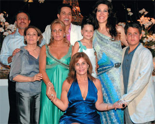 Família reunida: o irmão do aniversariante, Emílio, a mãe, Enoy, a irmã Edna, Edson, a filha, Sophia, a mulher, Claudia, o filho, Enzo, e, sentada, Elvira, sua irmã e empresária