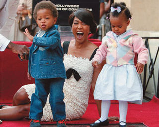 ANGELA BASSETT RECEBE ESTRELA DA FAMA