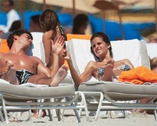 IZABEL GOULART RELAXA AO SOL