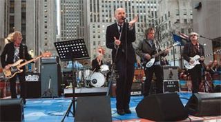 R.E.M. CONTAGIA PÚBLICO EM NY