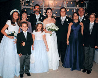 Diana, com vestido de musseline de seda da estilista Antônia Bernardes, e John recebem 570 convidados no salão da Hípica, Rio, decorado de azul e branco. Casal já tem um filho de 9 meses.
