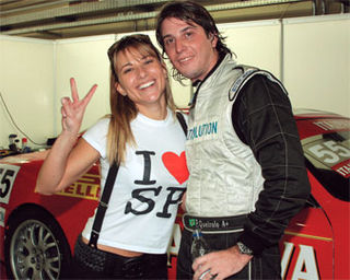 Em Interlagos, São Paulo, a jornalista faz festa para o piloto, 5o lugar no campeonato. Amanda Françozo também torce pelo amado, Cleber Faria, 3º na prova e 6o no torneio.