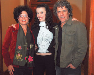 Entre os pais, Vera e José Mayer, Julia festeja a estréia de Morrer ou Não, no Rio.