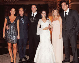 No Buffet Torres, Daniela Della Volpe e Oswaldo Zambon Neto, o Dinho, são felicitados pelos casais de namorados Helen Ganzarolli, apresentadora do SBT, e Carlos Duque e Rubens Zogbi e Alessandra Ugolini.