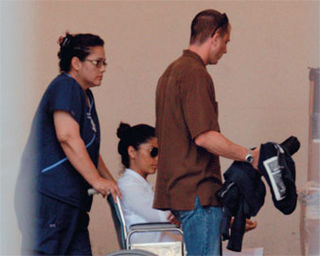 Três dias após dar à luz a Levi Alves McConaughey, Camila Alves deixa o Santa Monica UCLA Medical Center, em Los Angeles.