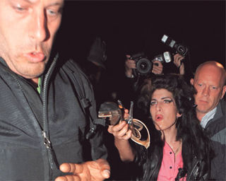 AMY WINEHOUSE: SAPATO COMO ARMA
